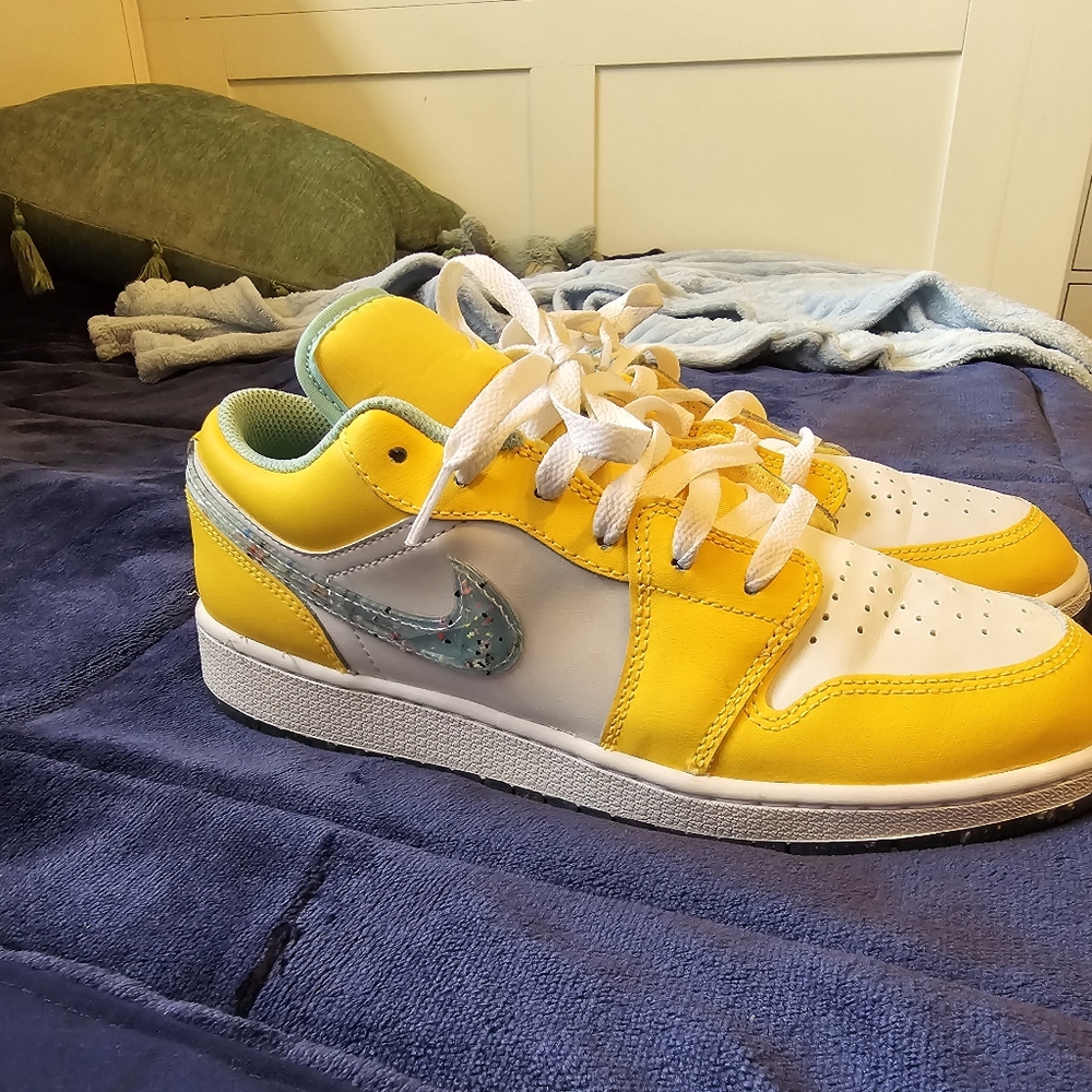 Nike Jordan low recycled 7y